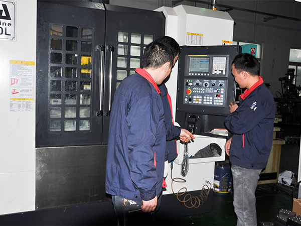 瑞绽塑料模具车间-1