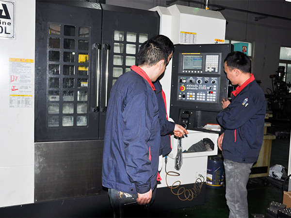 瑞绽塑料模具车间-1