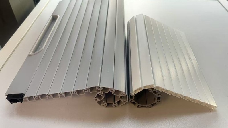 木纹色PVC塑料卷帘门是一种具有木纹外观的卷帘门